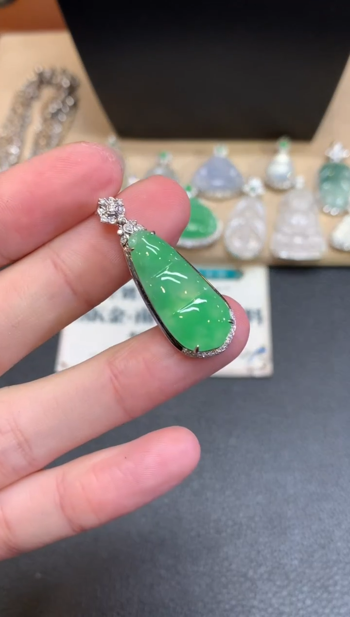 【闪购商品】翡翠颈饰18K金镶嵌福豆【无服务费】