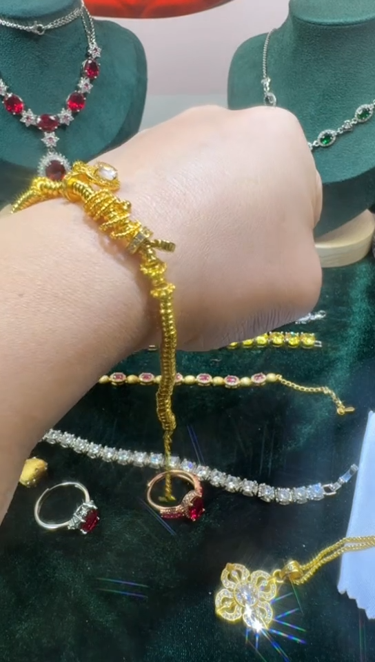 颈饰18K金镶嵌钻石3