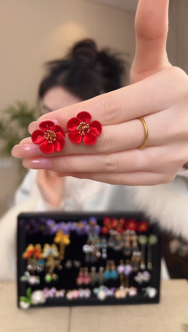 刺绣藤*红色梅花耳钉