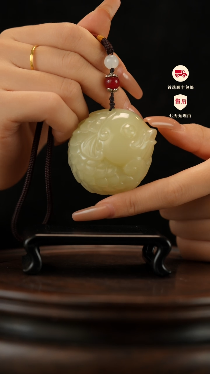 云南石竹叶青雕刻：年年有余手把件挂件