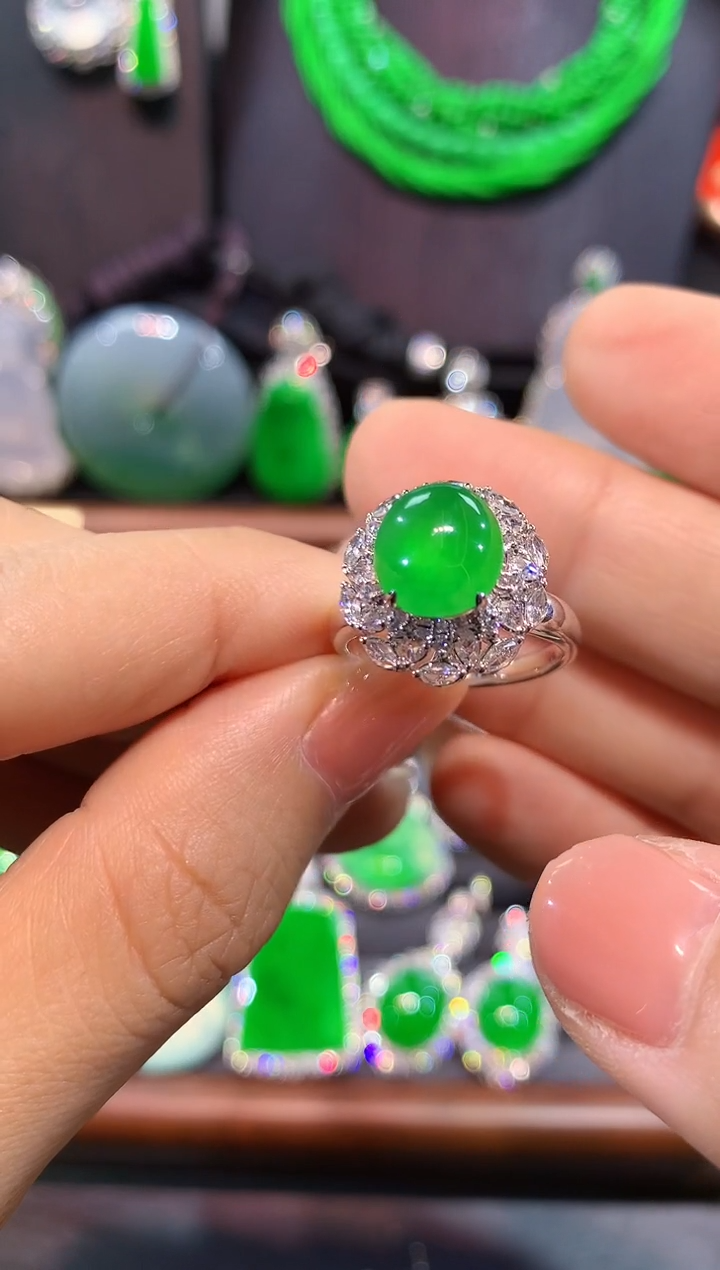 18K金镶嵌戒指翡翠戒指