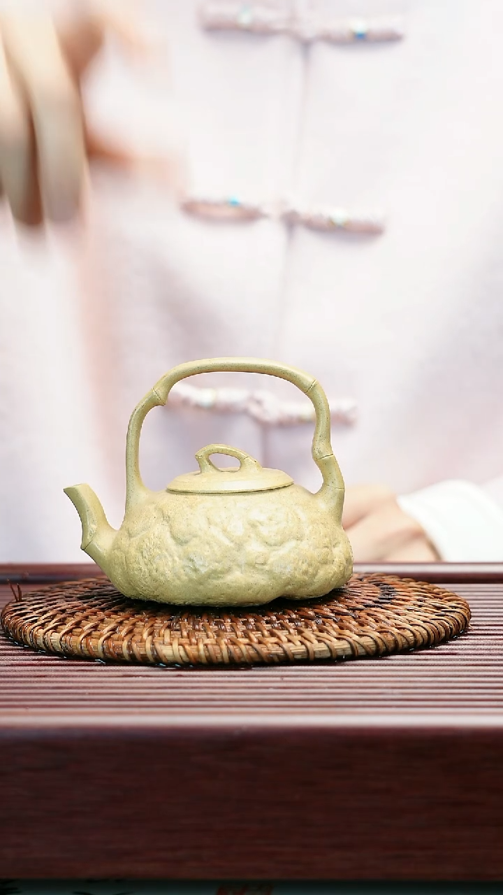茶壶紫砂原矿黄金段   提梁供春壶   125cc