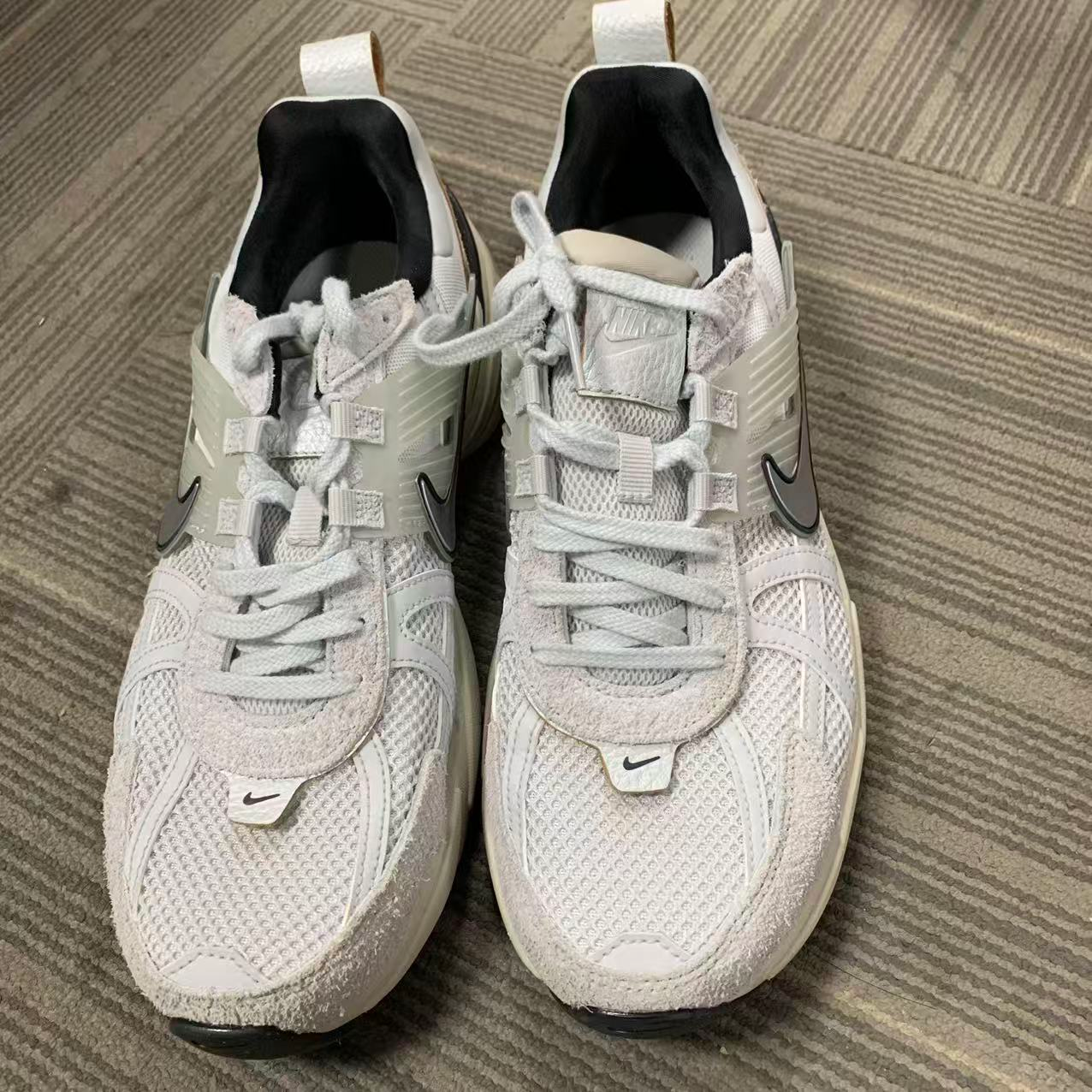 (瑕疵慎拍)Nike/耐克 男子V2K低帮运动休闲鞋FN6703-002-44