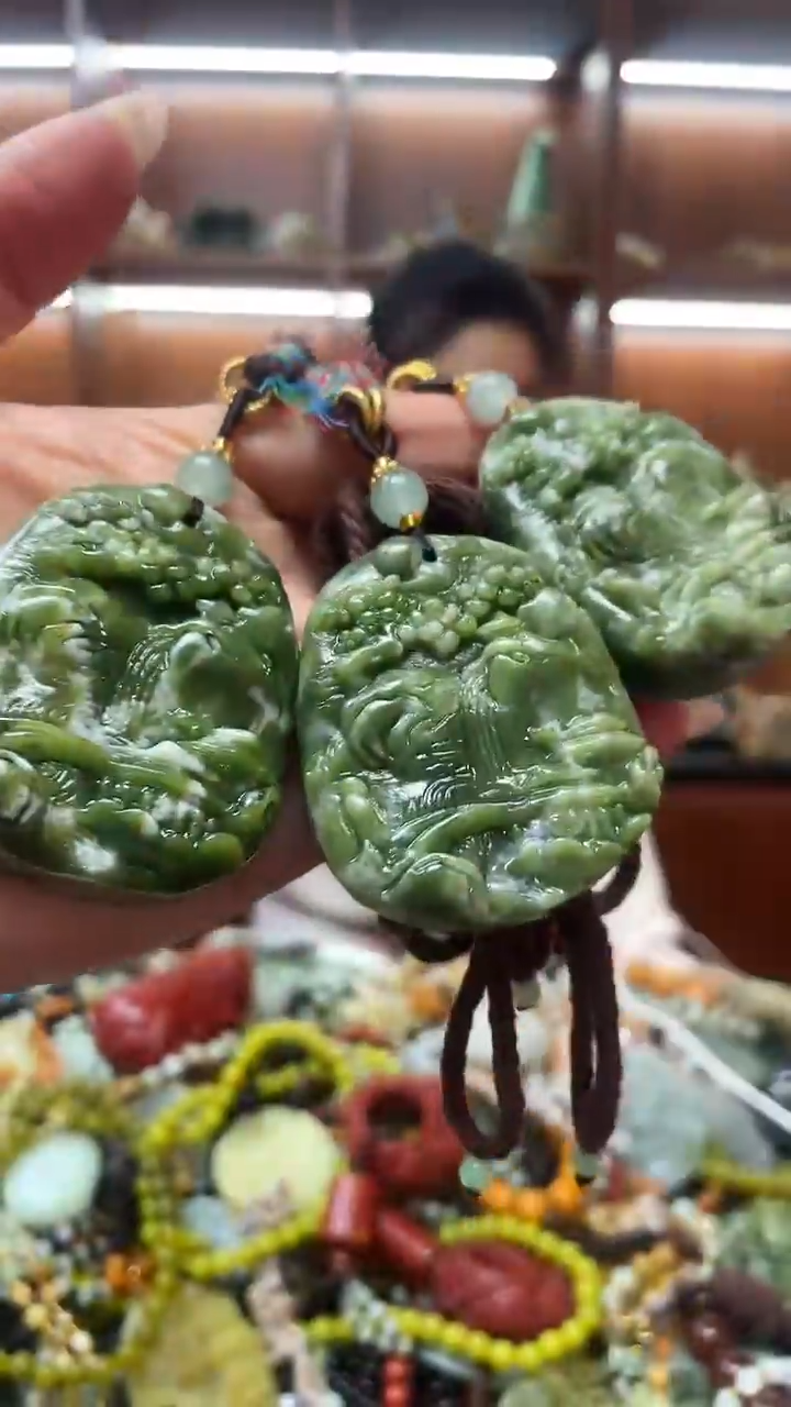 未镶嵌蛇纹石玉吊坠多样性发其一