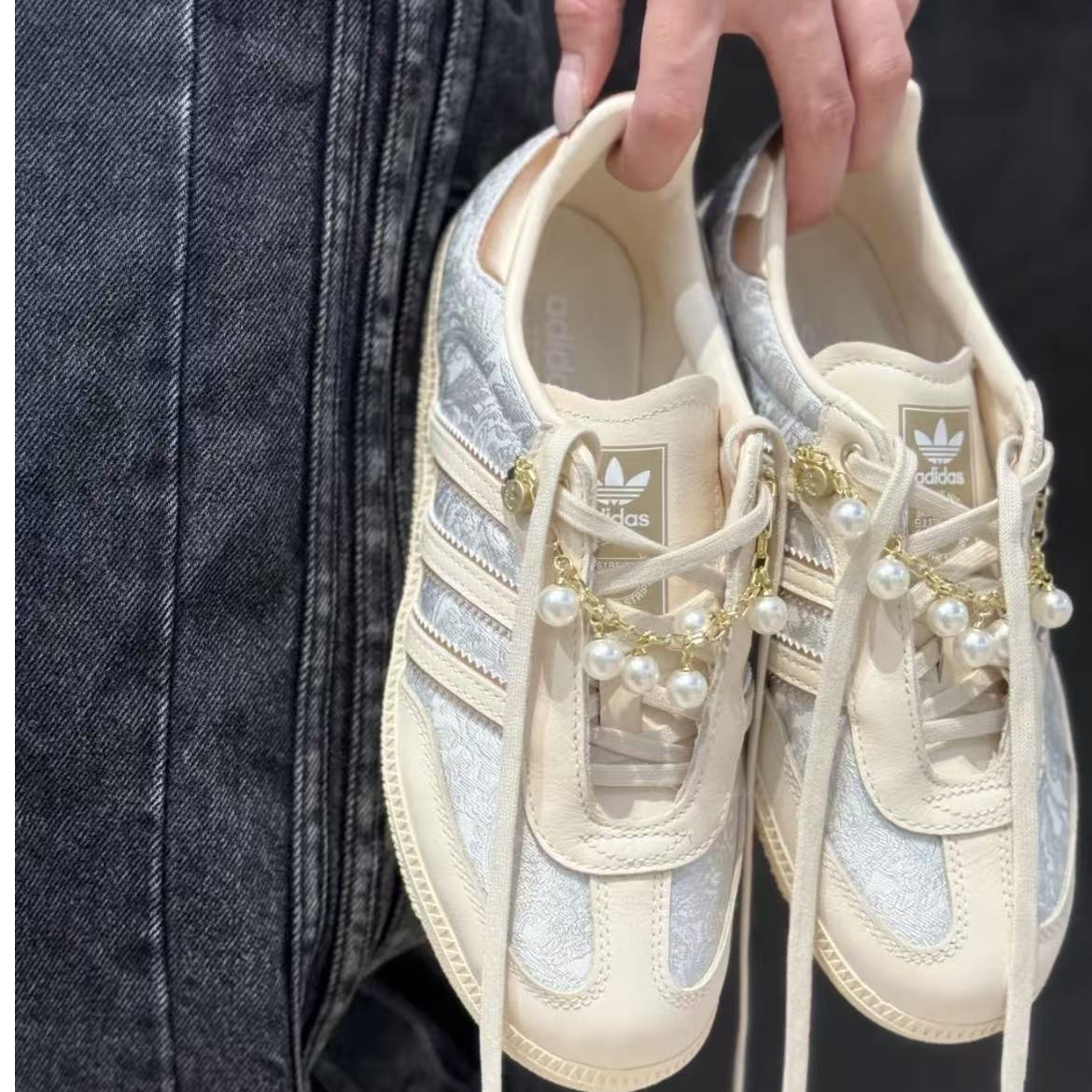 adidas三叶草 SAMBA OG 舒适百搭防滑耐磨低帮板鞋女款浅灰JQ2616