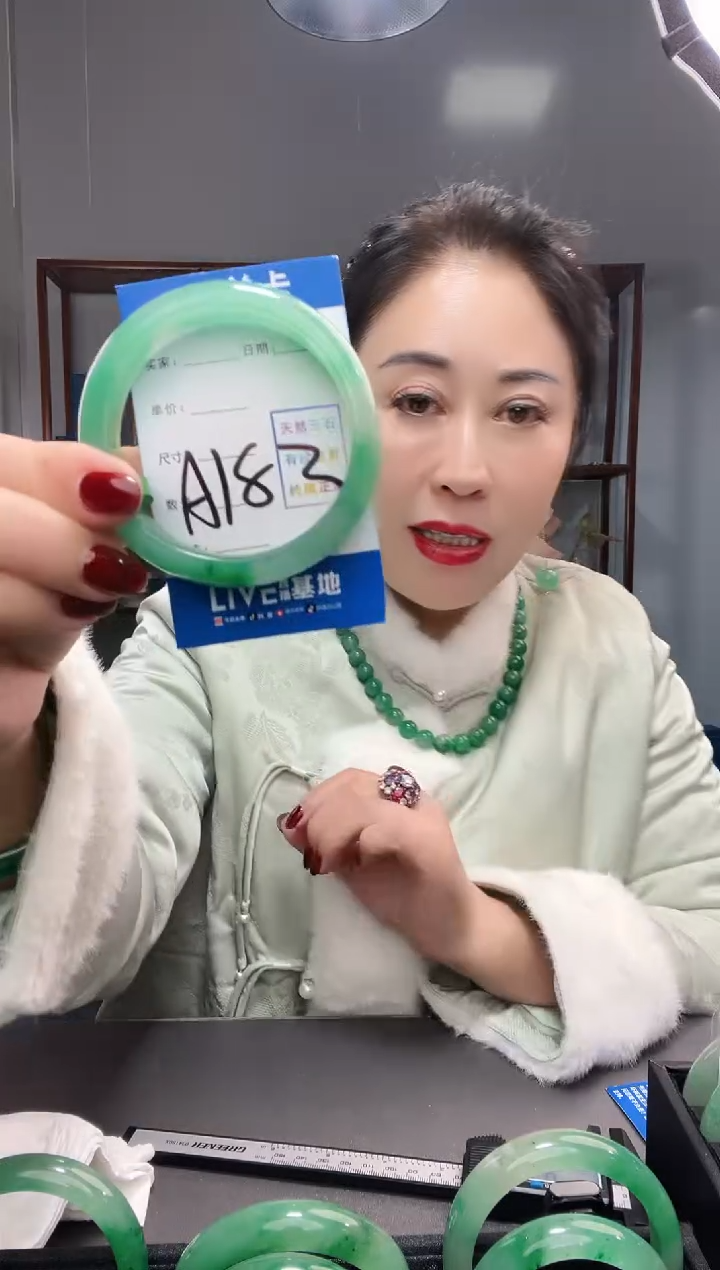 【闪购商品】石英质玉手镯未镶嵌非洲翠