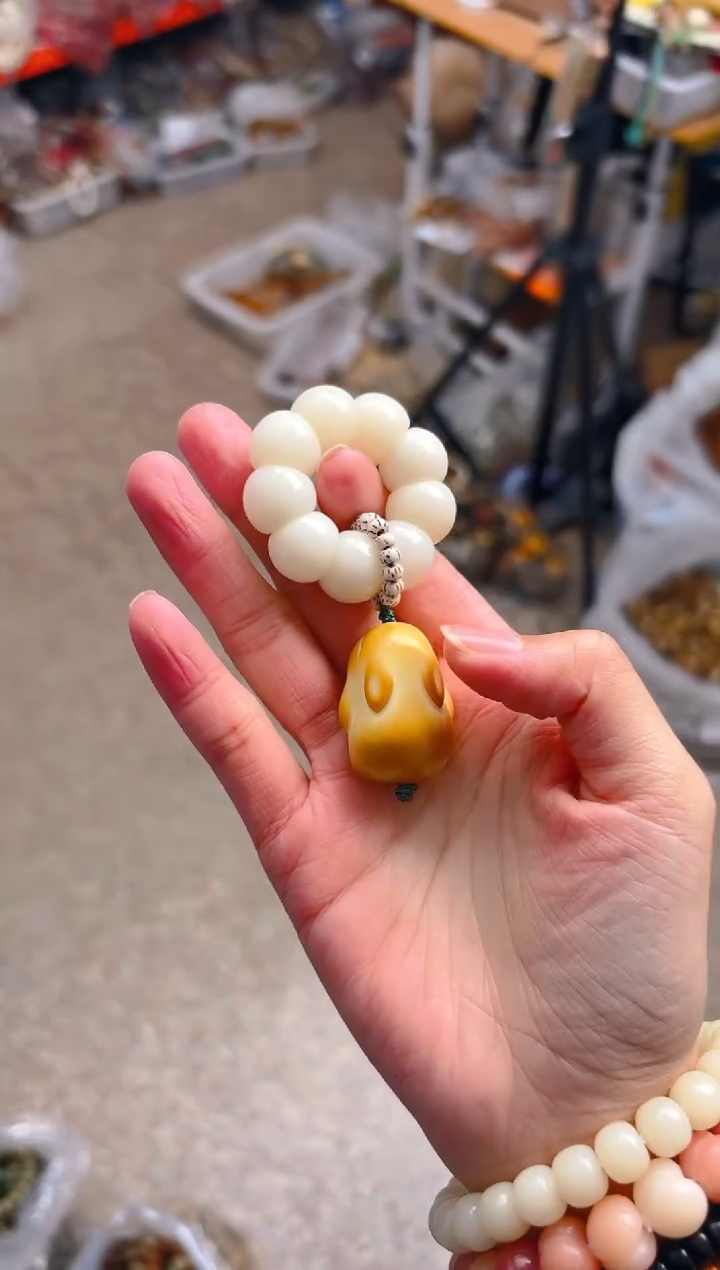 吊坠菩提根/象牙果荔枝栋手捻 黄色兔