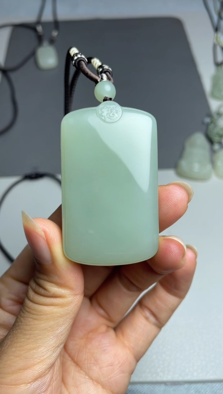 和田玉未镶嵌颈饰.