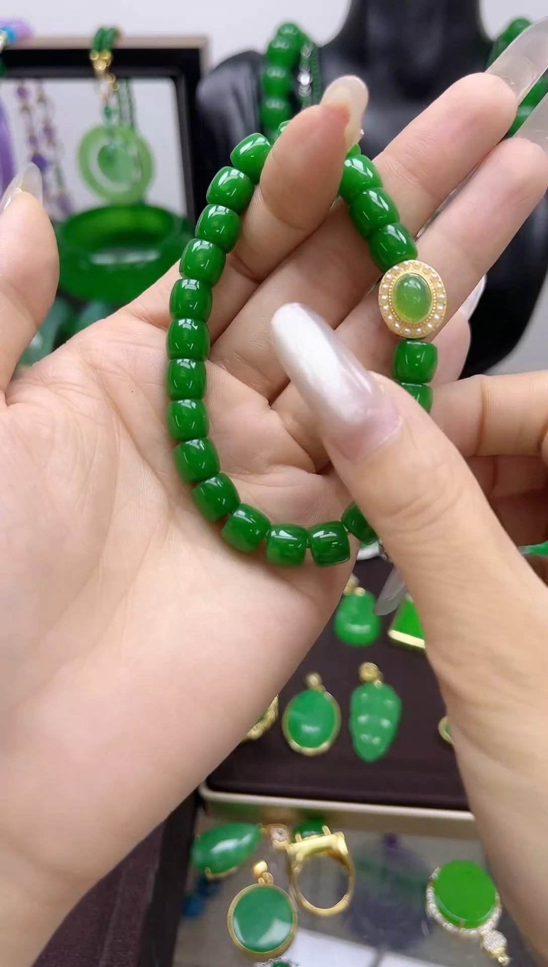 满绿行珠蛋面手串