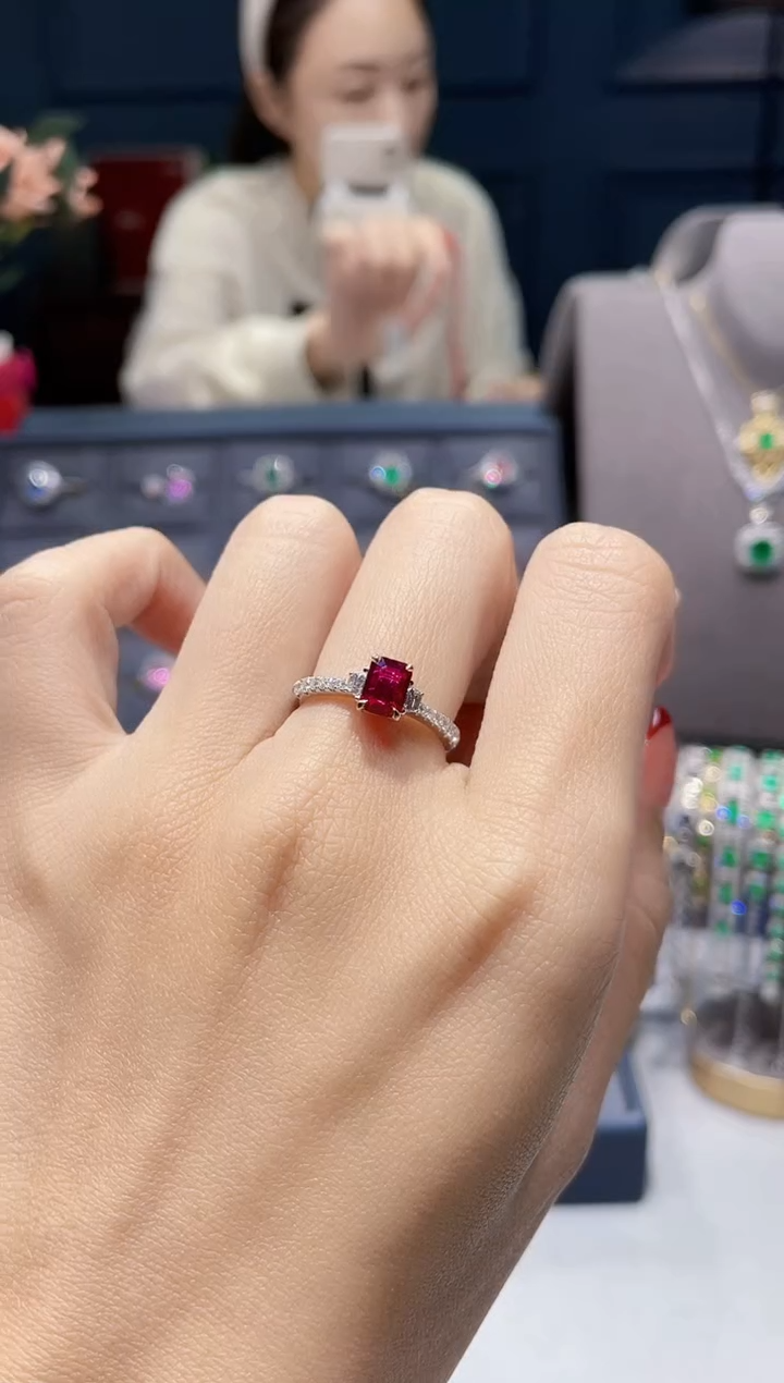 【闪购商品】红宝石戒指18K金镶嵌0.88克拉/无烧
