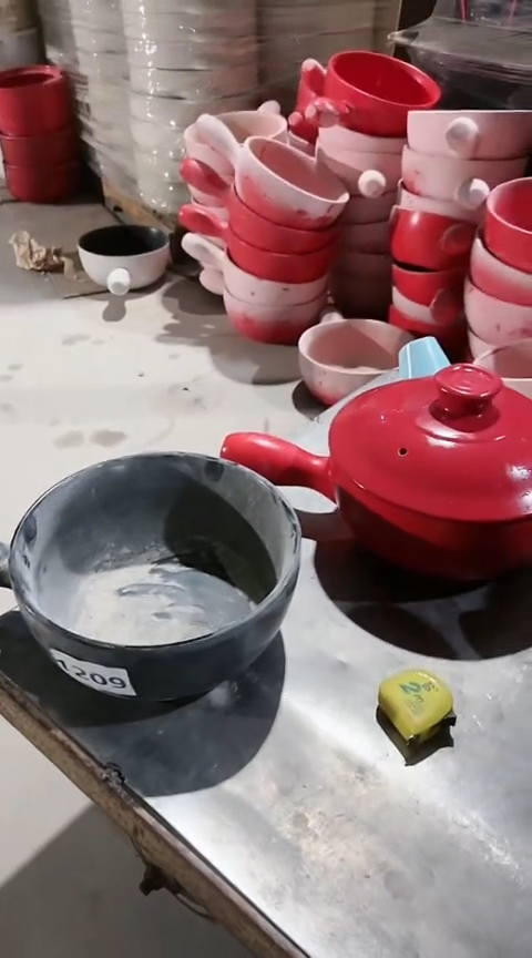 【闪购商品】1209瑕疵黑色手把锅，