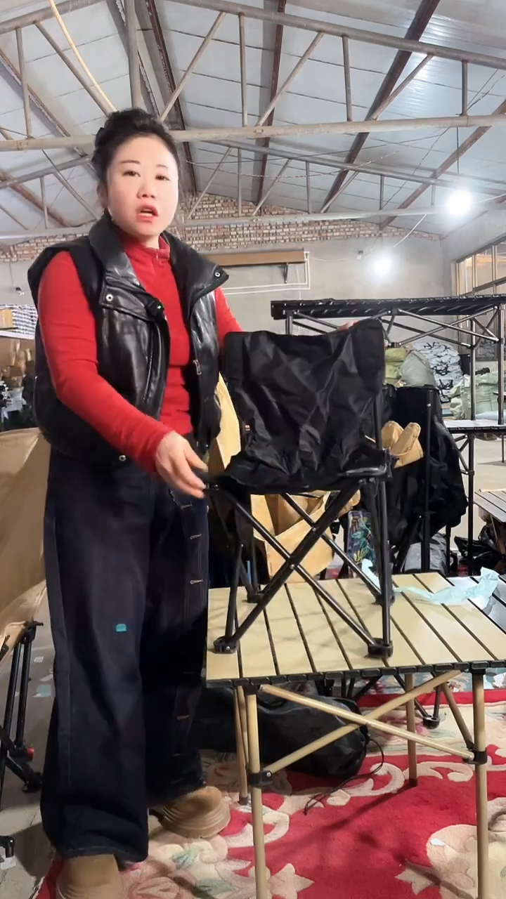 铁中号   折叠靠背  颜色随机