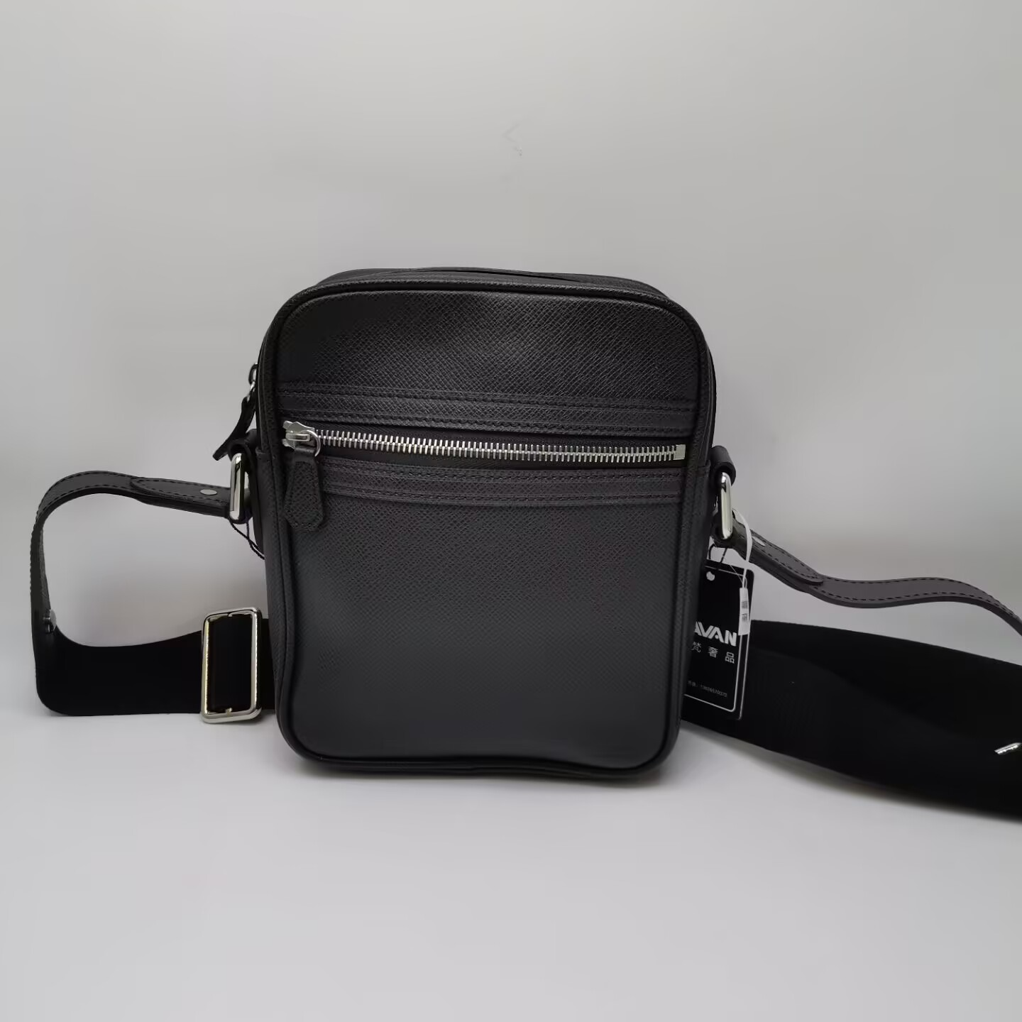 99新 LouisVuitton/路易威登 98新 17026 LV黑色全皮单肩斜挎包