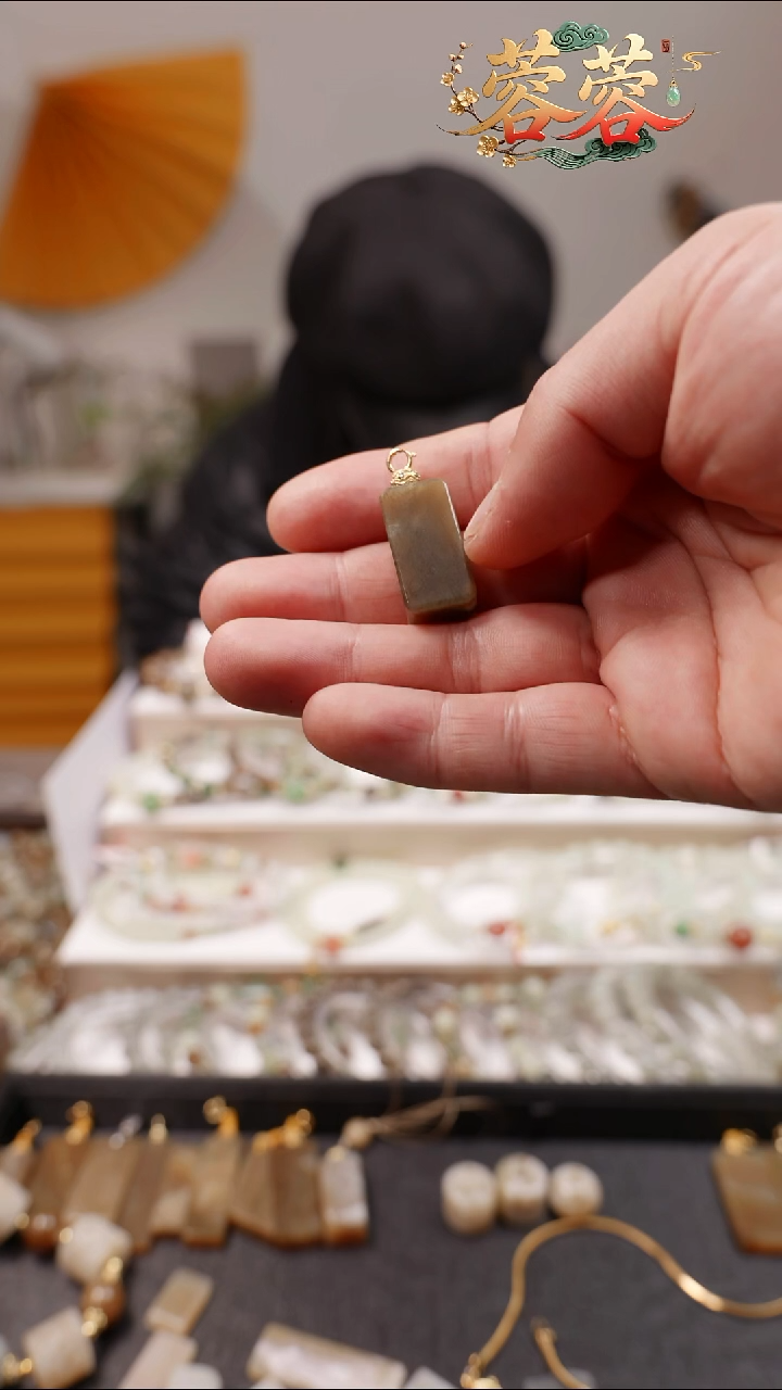 颈饰未镶嵌和田玉（糖玉）小吊坠129