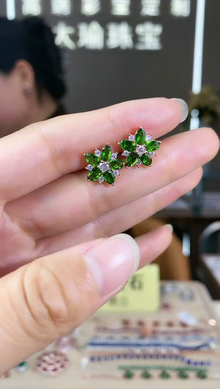 【闪购商品】透辉石耳饰银S925镶嵌耳饰