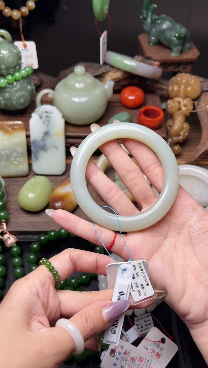 和田玉手镯未镶嵌且末青白 60圈9010136