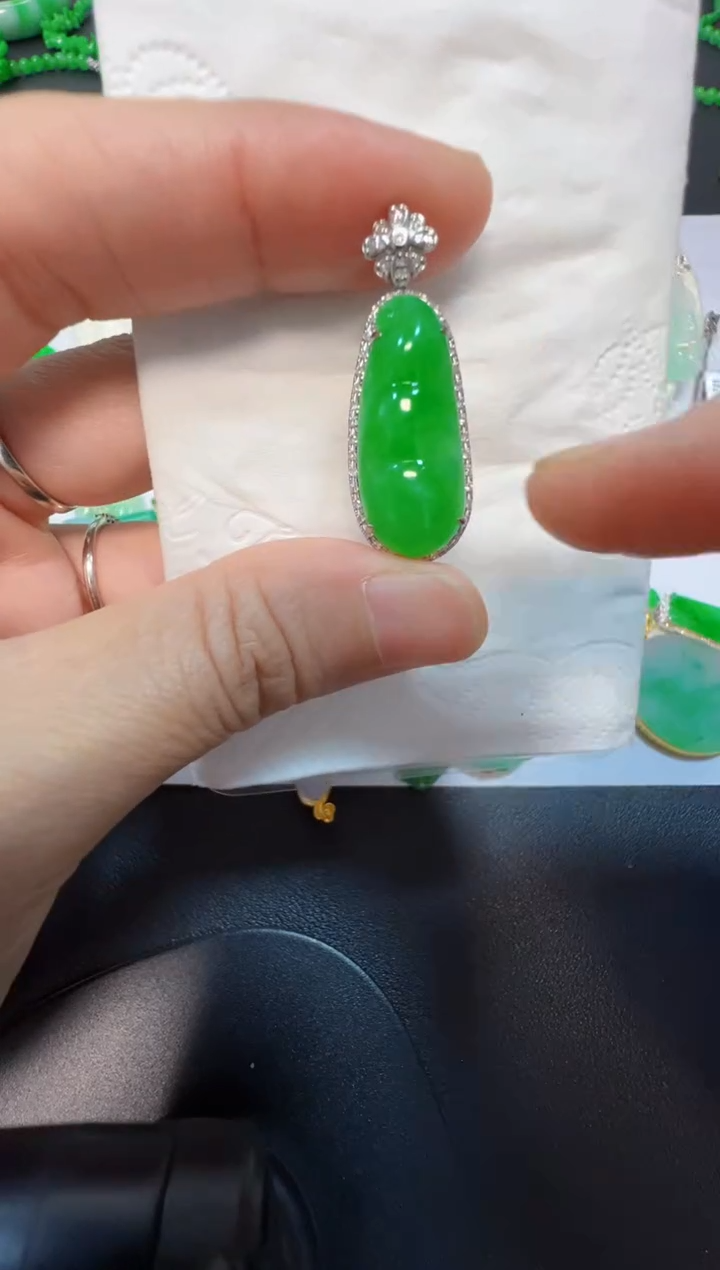 吊坠(不含链)18K金镶嵌翡翠9800