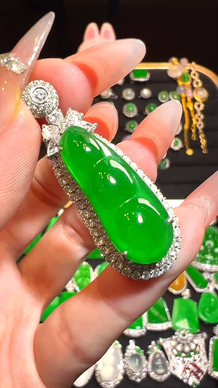 18K金镶嵌挂件翡翠吊坠