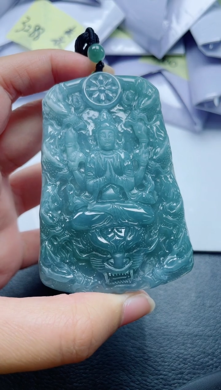 翡翠未镶嵌颈饰            