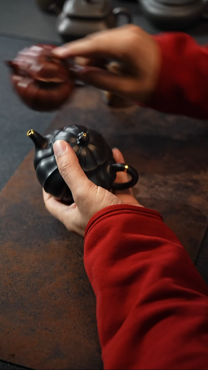 【闪购商品】紫砂茶壶王福平 筋纹莲子 焐灰 包金