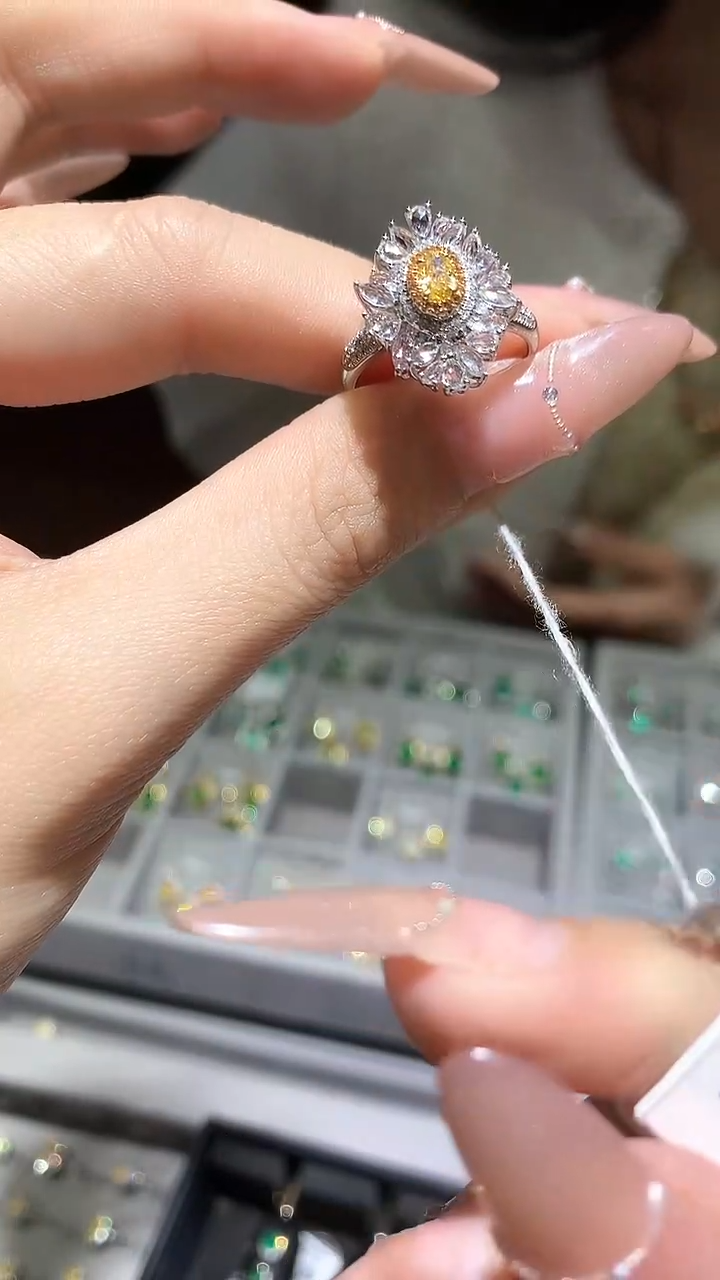 【闪购商品】钻石戒指18K金镶嵌戒指