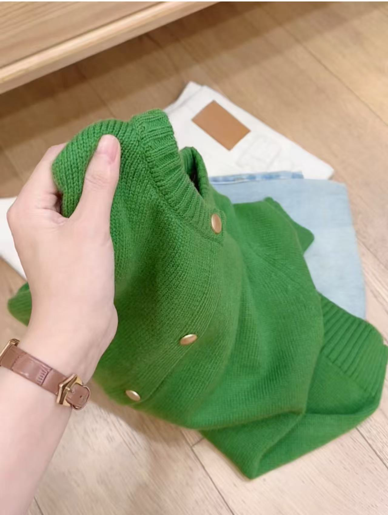 七言家 巨显白！麦绿小金扣毛衣开衫