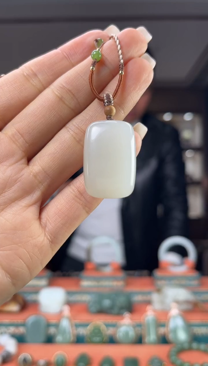 颈饰未镶嵌和田玉佩佩