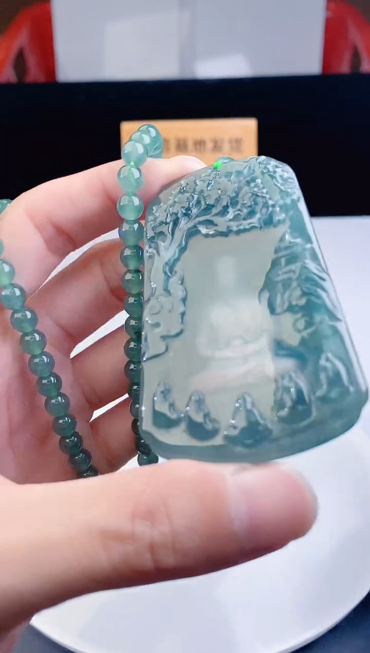 颈饰未镶嵌翡翠  