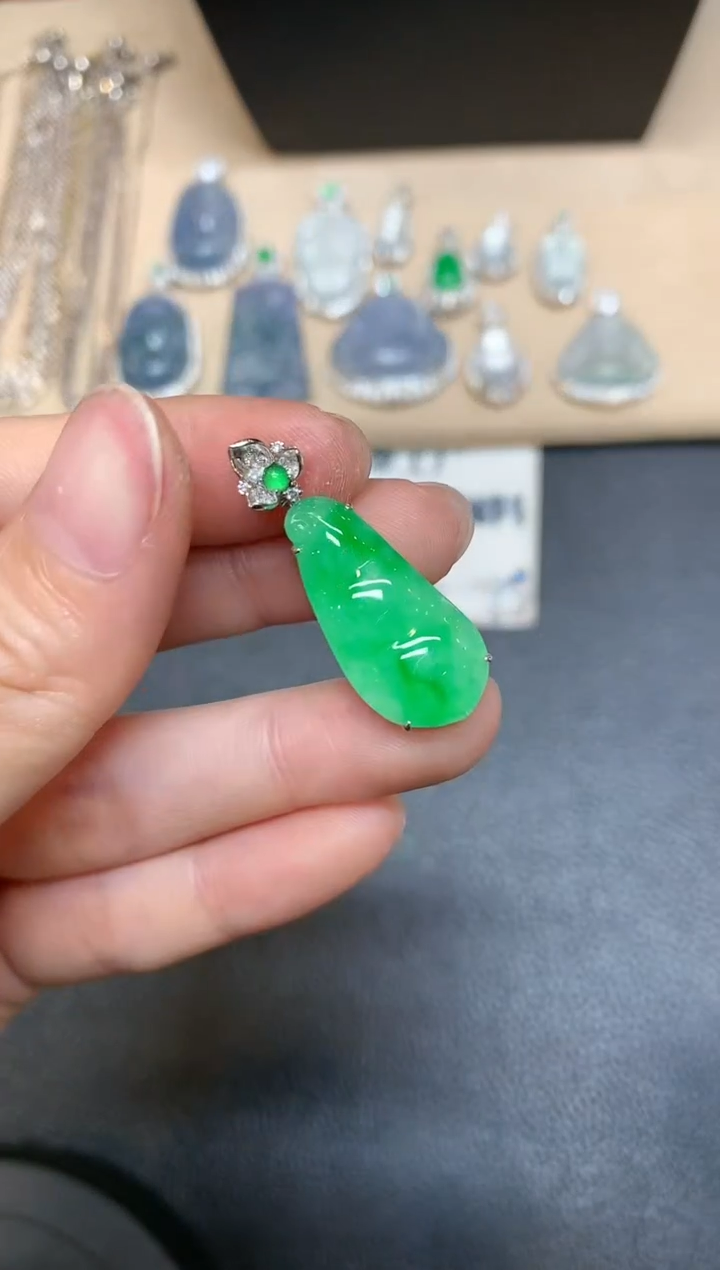 【闪购商品】翡翠吊坠(不含链)18K金镶嵌福豆【无服务费