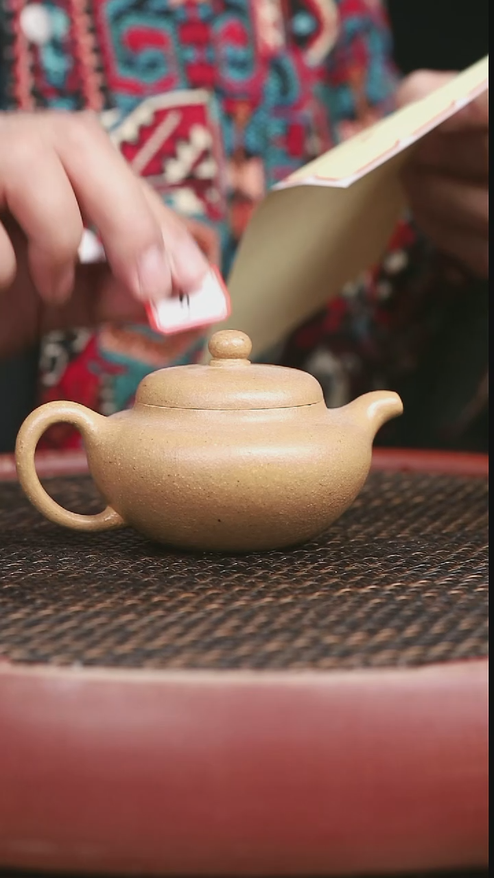 茶壶紫砂黄金段扁柿圆180CC微微暇