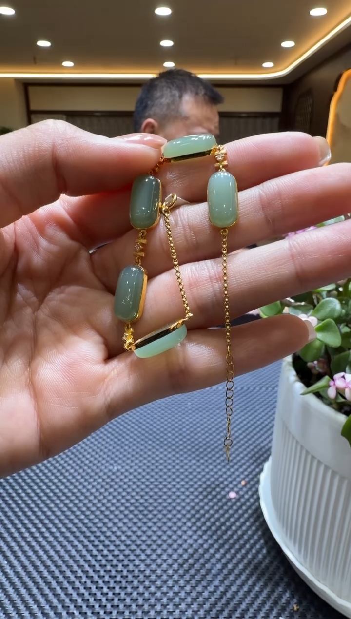 颈饰18K金镶嵌和田玉手链