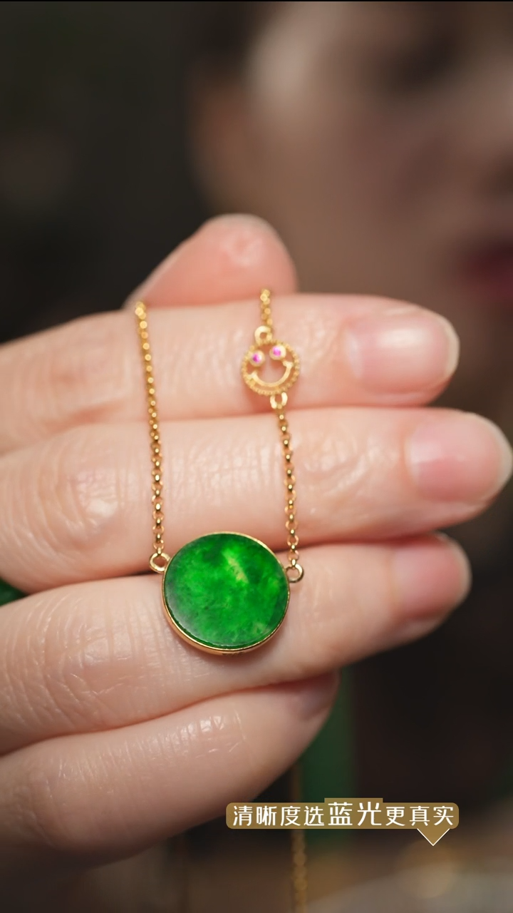 【闪购商品】翡翠项链18K金镶嵌阳绿翡翠无事牌项链