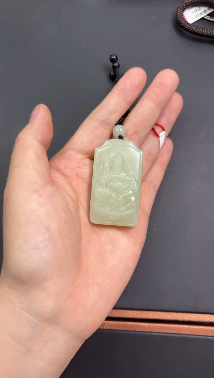 【闪购商品】和田玉吊坠(赠链)未镶嵌且末微色差迪克兰吊坠