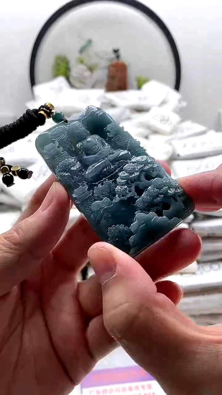 翡翠未镶嵌颈饰大日如来