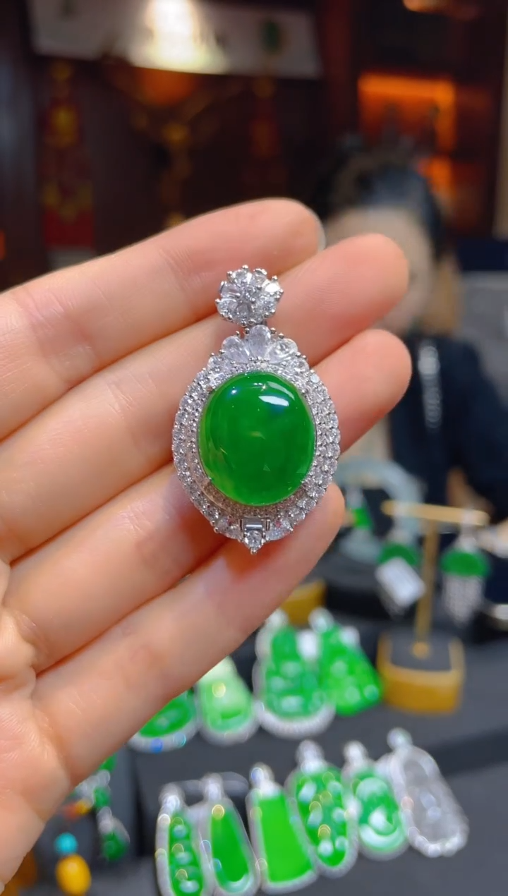 【闪购商品】翡翠颈饰银S925镶嵌118507天然A货翡翠蛋面