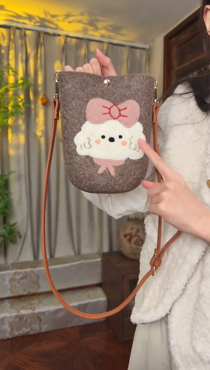 羊毛非遗羊毛毡包 手机包小狗