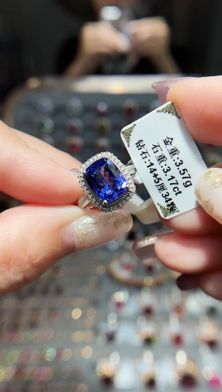 18K金镶嵌戒指坦桑石3.17