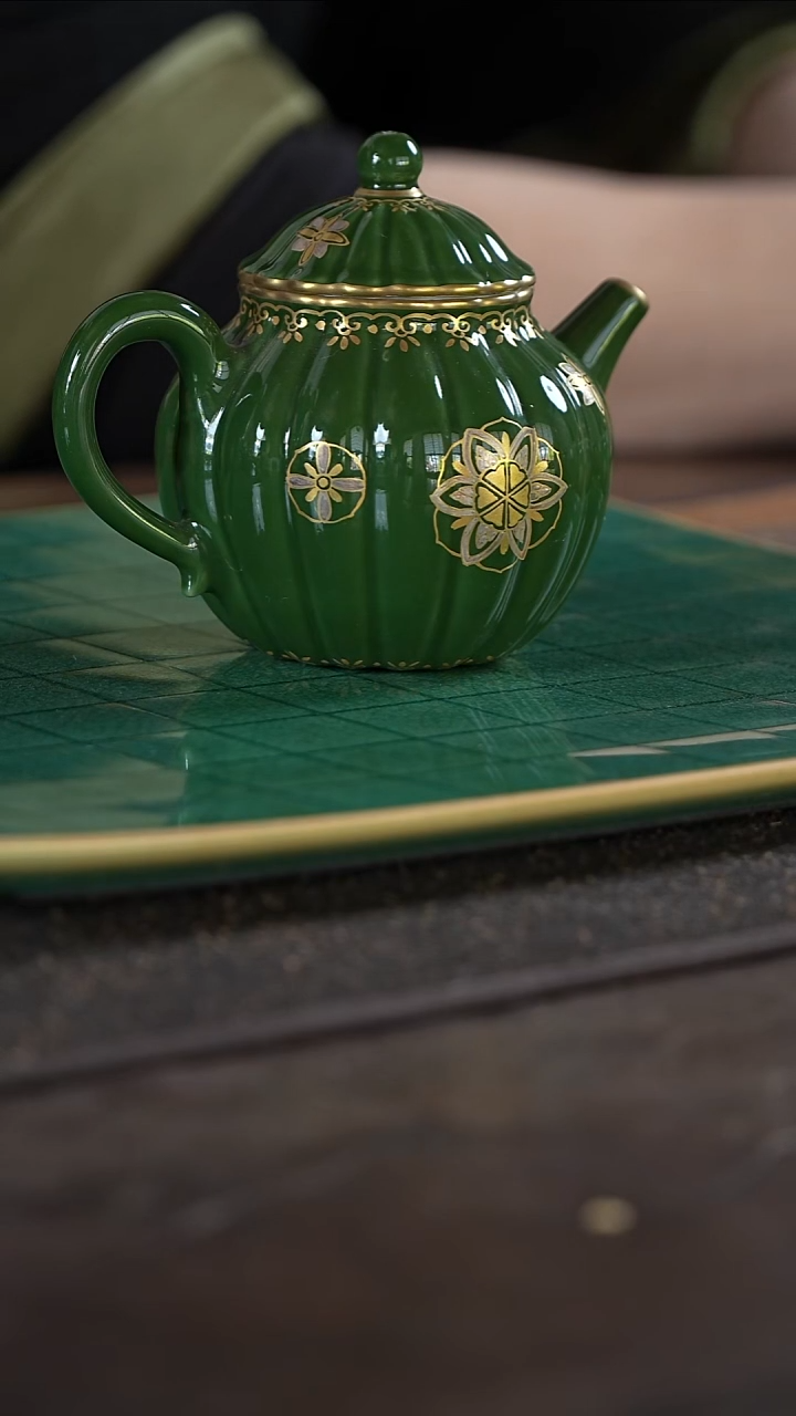 翠绿描金小壶              