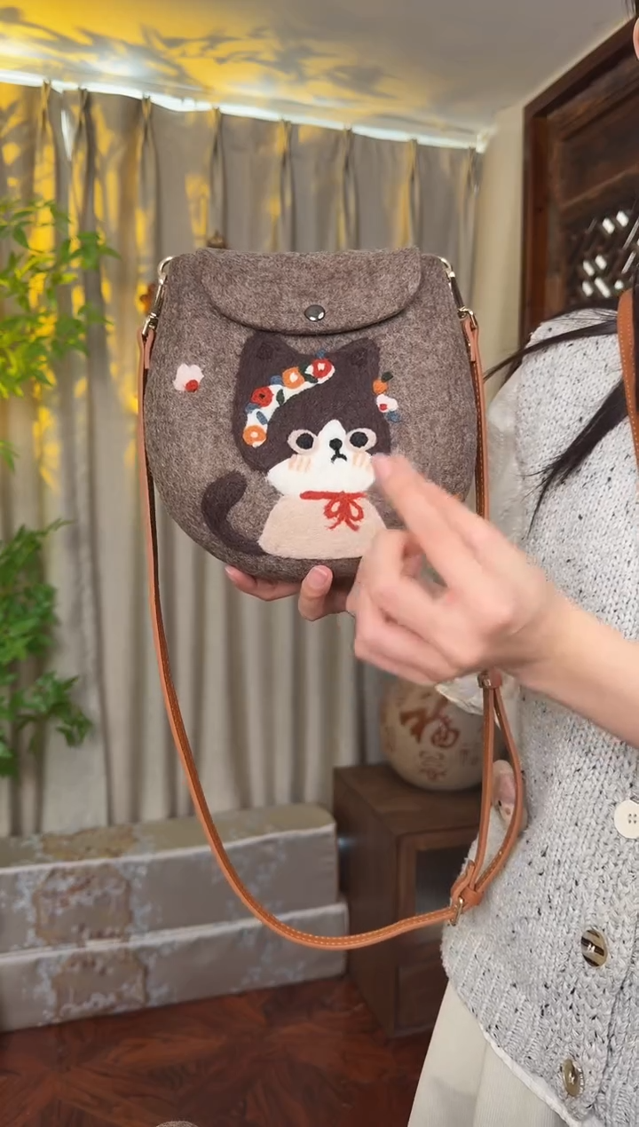 羊毛非遗羊毛毡包 蛋蛋包花环猫咪