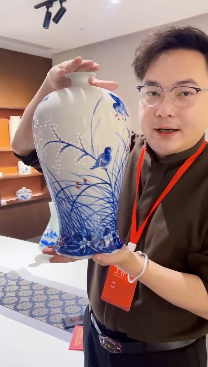 摆件景德镇陶瓷钟一鸣兰花梅瓶