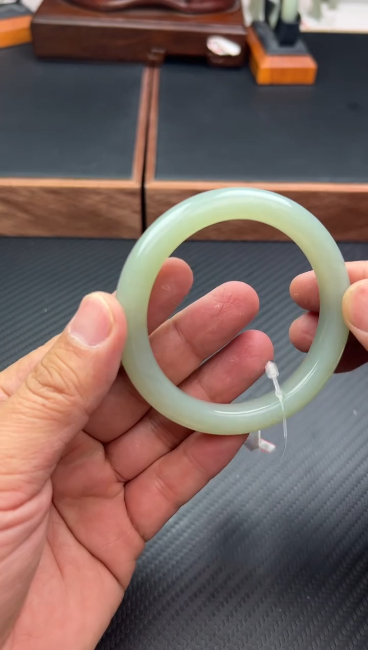 和田玉未镶嵌手镯且末微色差近矿57+