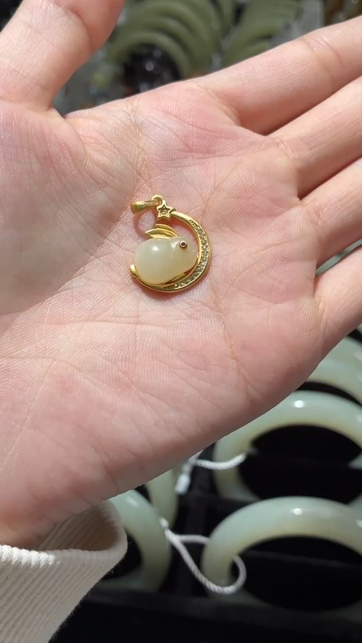 吊坠(赠链)未镶嵌和田玉且末金山白玉微色差兔子吊坠