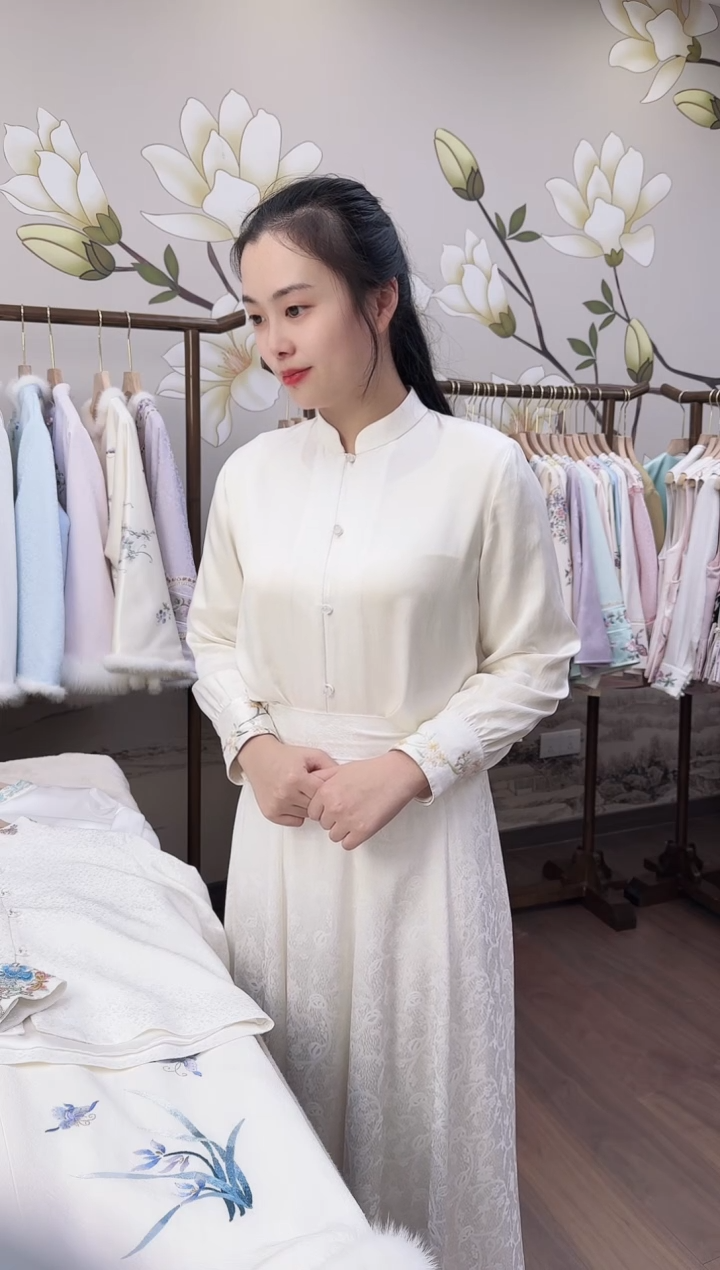 真丝缎面刺绣衬衫可选尺码