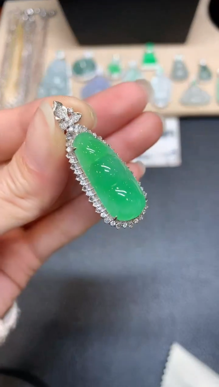 【闪购商品】翡翠颈饰18K金镶嵌福豆【无服务费