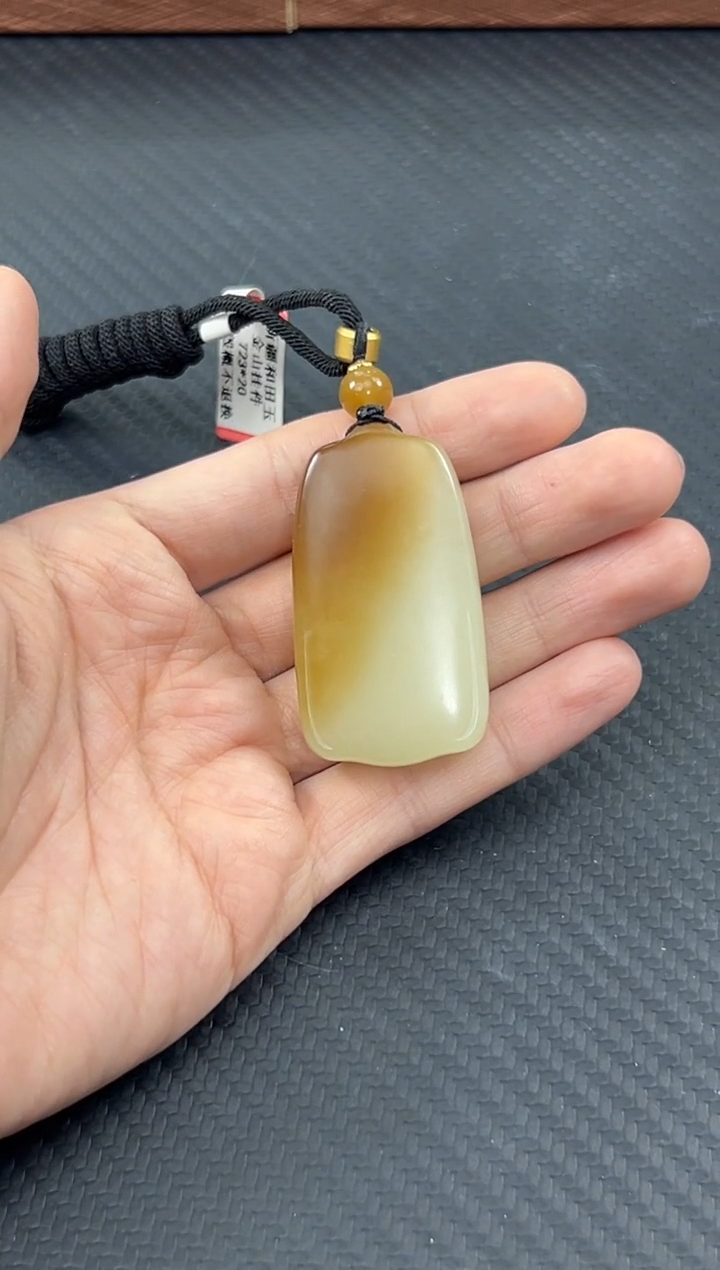 和田玉未镶嵌吊坠(赠链)且末金山微色差吊坠