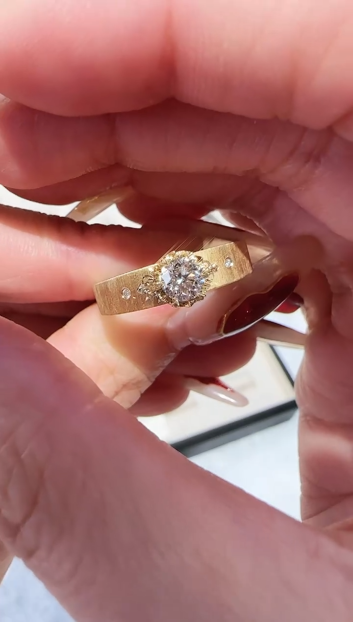 【闪购商品】钻石戒指/指环18K金镶嵌拉丝戒指 18#