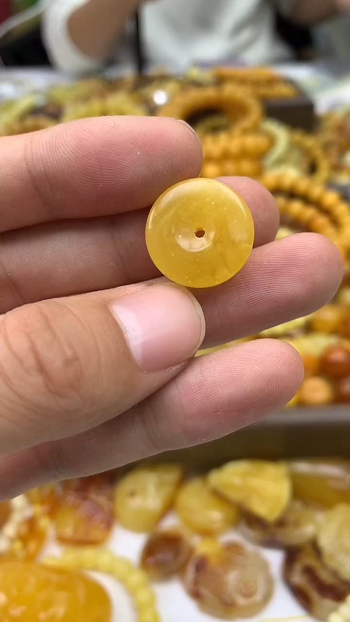 裸石琥珀未镶嵌扣子