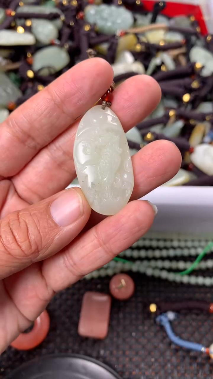 【闪购商品】和田玉颈饰未镶嵌多样性发货没有证书.拍一发一，有瑕