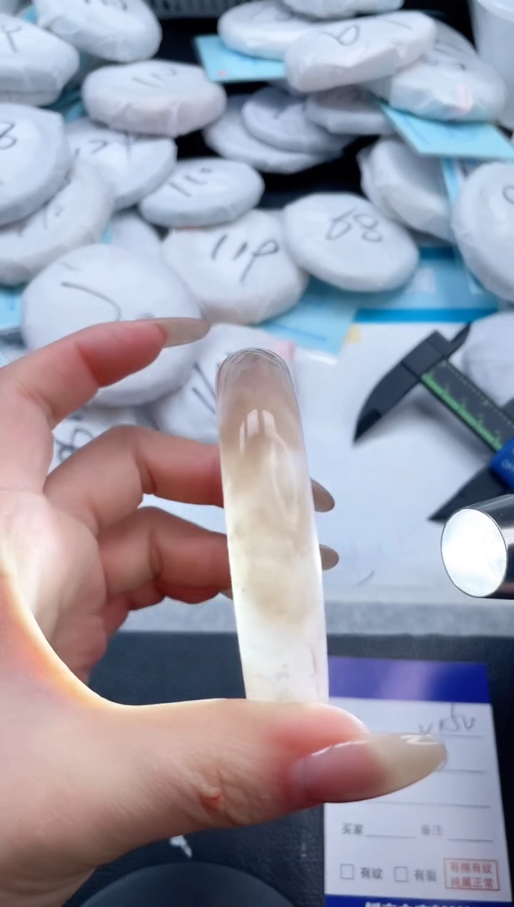 【闪购商品】石英质玉手镯未镶嵌6V150-62