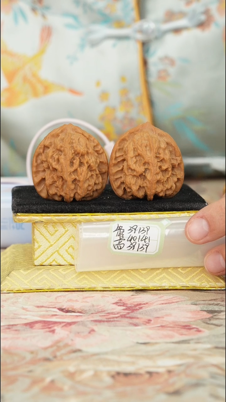 【闪购商品】文玩核桃把件梨木台